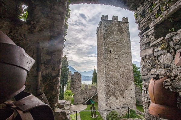 Armature_al_castello_di_Vezio_Varenna_Lake_Como