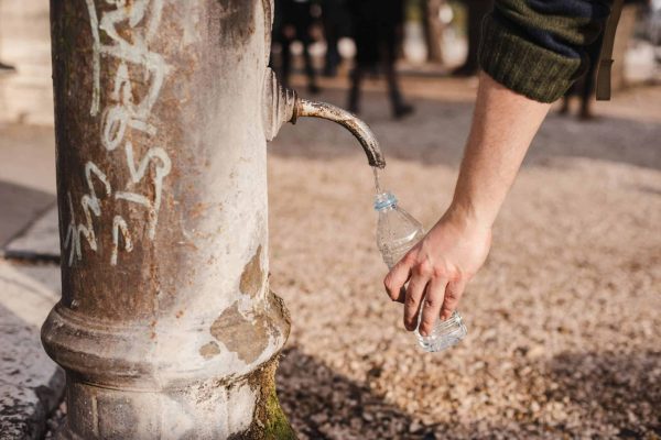 Tips to stay healthy while traveling – stay hydrated Tips to stay healthy while traveling - stay hydrated