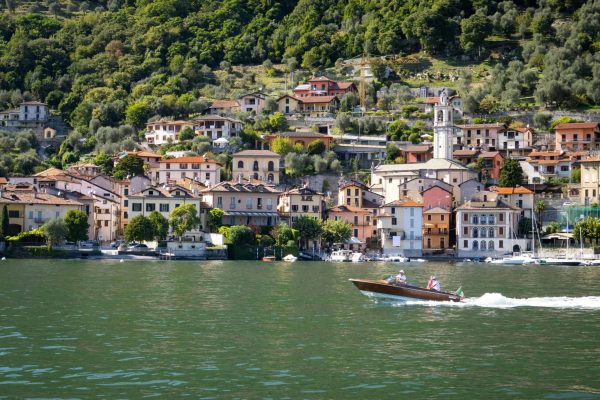 Varenna Lake Como-boat ride_pexels-yannick-bera