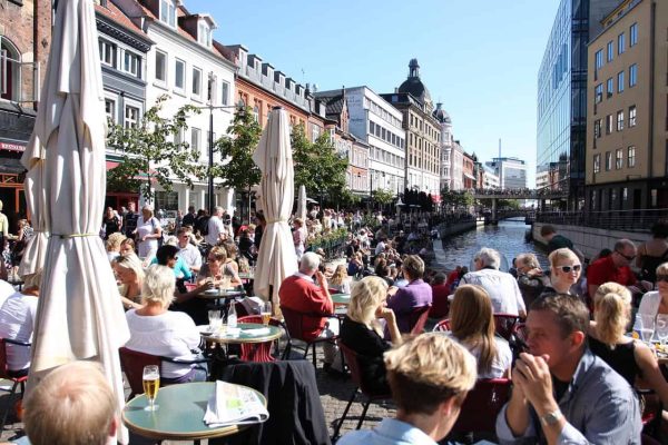 aarhus-949698_1280_how to avoid tourist traps and find local food spots